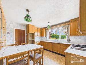 Kitchen/Breakfast Room- click for photo gallery